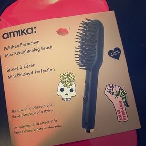 Amika mini hair straightening brush